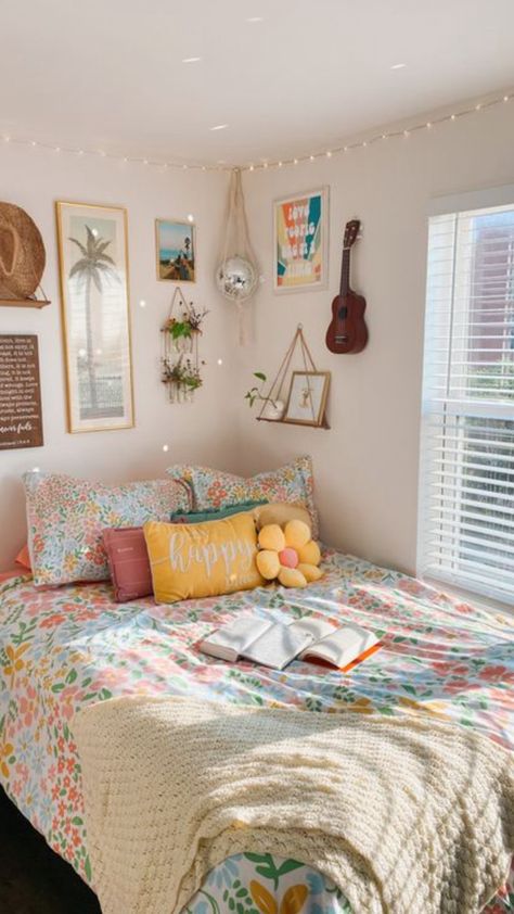 Room Ideas Aesthetic Bright, Room Summer Aesthetic, Small Beach Room Ideas, Lexi Hidalgo Room Aesthetic, Preppy Aesthetic Room Summer, Summer Bedroom Makeover, Room Ideas Hawaii, Beach College Dorm Room Ideas, Beach Aesthetic Home Decor