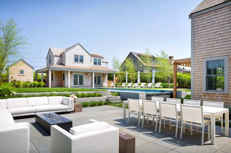 Nantucket Pool, Workshop Apd, Nantucket Home, Outdoor Dining Sets, Outdoor House, Modern Barn House, Coastal Modern, Large Backyard, Modern Bungalow