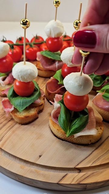 Caprese Sandwich Appetizer, Caprese Toast Appetizers, Mini Mozzarella Ball Recipes, Canape Sandwiches, Baguette Appetizer Ideas, Mini Toast Appetizers, Mini Sandwich Appetizers, Tomato Mozzarella Appetizer, Cold Canapes