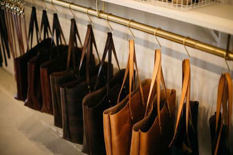 Retail Bag Display, Retail Display Ideas, Market Stall Display Ideas, Bag Photoshoot, Window Options, Purse Display, Merchandise Ideas, Handbag Display, Retail Bag