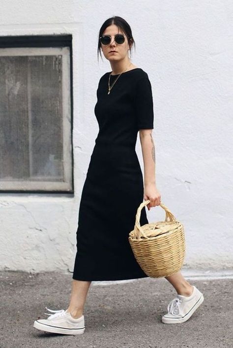 a black fitting minimalist midi dress with a high neckline and short sleeves, white sneakers for a monochromatic look Mode Over 50, Svarta Outfits, Minimal Girl, Minimalist Fashion Summer, Vetements Clothing, Minimalist Summer, Simple Summer Outfits, 여름 스타일, Outfit Chic