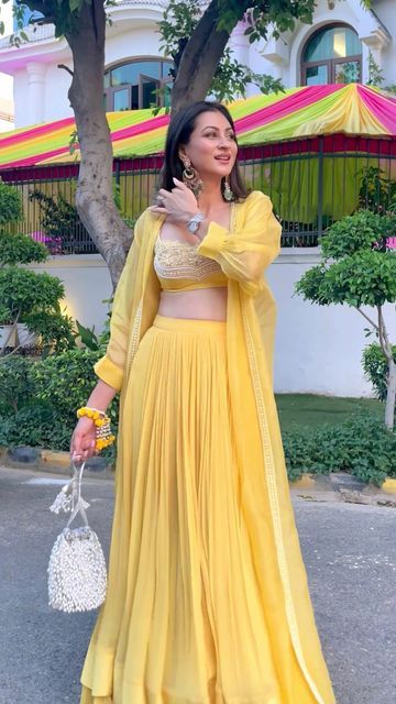 Floral Haldi Outfit, Haldi Guest Outfit, Haldi Outfits For Bridesmaid, New Lehenga Design, Haldi Dresses, Haldi Dress Ideas, Mehandi Outfits, Haldi Wear, New Lehenga