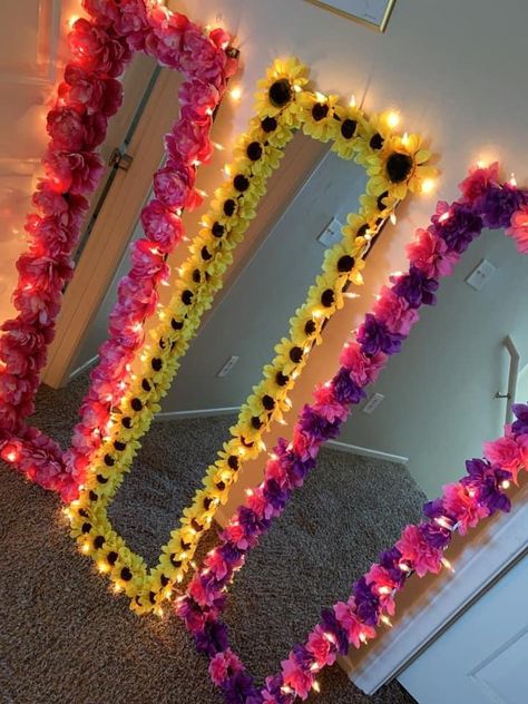 Body Mirror Decorating Ideas, Flower Mirror Diy, Witchcore Bedroom, Diy Mirror Decor, Mirror Frame Diy, Diy Room Decor For Teens, Flower Mirror, Bedroom Decor For Teen Girls, Cute Diy Room Decor