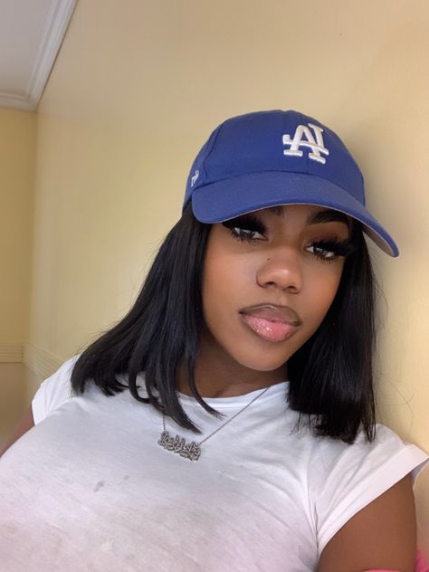 Bob With Baseball Cap, Girls With Fitted Hats, Hat Hairstyles Black Women, Bob With Hat, Baseball Cap Short Hair, Cute Hairstyles With Hats Baseball Caps, Cute Hairstyles With Hats, Outfits With Baseball Cap, Hairstyle With Hat