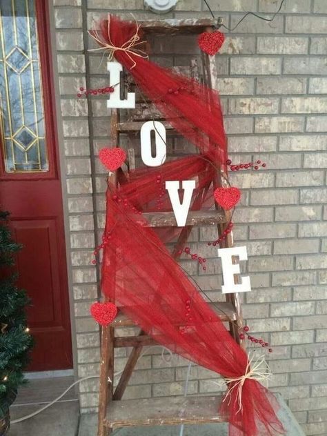 Valentines Window Display, Valentine Day Table Decorations, Romantic Diy, Decoration Vitrine, Valentinstag Party, Diy Valentine's Day Decorations, Diy Valentines Decorations, Diy Valentines Crafts, Romantic Decor