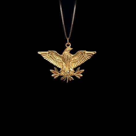 𝗣𝗘𝗡𝗗𝗔𝗡𝗧 𝗜𝗡𝗙𝗢𝗥𝗠𝗔𝗧𝗜𝗢𝗡 This pendant is made of real, solid gold. * Made in USA * Material: 14k or 18k solid gold * Finish: polished * Height: 1" (25 mm) | *includes the small circle, bail dimensions not included * Width: 1.4" (36 mm) * Pendant weight: approx. 6 grams (14k) * Bail: fits up to 4 mm chains * Solid back, not hollow * A certificate of authenticity is included * Delivered in our elegant jewelry box, making it the perfect gift 𝗖𝗛𝗔𝗜𝗡 Our chain is made of solid gold a American Wilderness, Eagle Pendant, Eagle Necklace, Gold Eagle, Egyptian Jewelry, Solid Gold Chains, White Gold Chains, Box Making, The Eagle