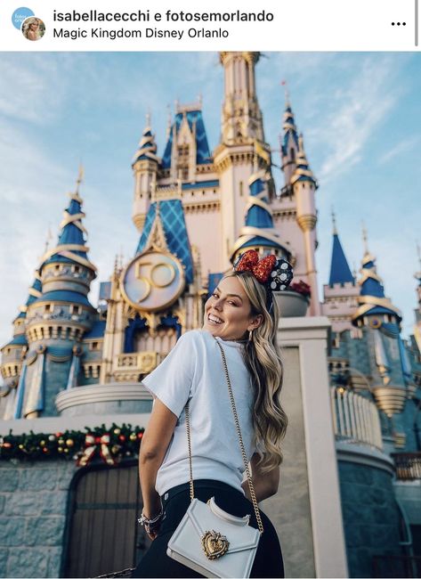 Disney Orlando Photo Ideas, Disneyland Family Pictures Ideas, Walt Disney World Pictures Ideas, Orlando Picture Ideas, Disneyland Poses Ideas, Disney Poses Ideas, Disney Paris Outfits, Disneyland Paris Photo Ideas, Magic Kingdom Photo Ideas