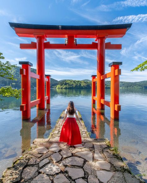 This is a famous IG spot in Hakone so I wasn’t quite sure I’d manage to get a photo. So it was a pleasant surprise that people line up to take photo and even offer to take each others photo. #hakone #myhakone #lakeashi #shinto #hakoneshrine #kanagawatrip #kanagawa #sheisnotlost #visitmyjapan #japan #torii #toriiofpeace #peace #heiwanotori Japan Photography People, Quite Photos, Japan Photo Ideas, Japanese Vacation, Japon Aesthetic, Japan Sightseeing, Senior Travel, Japan Photoshoot, Japan Travel Photography