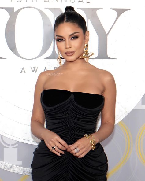 Awards Night Outfit, Vanessa Hudgens Makeup, Strapless Dress Hairstyles, Vanessa Hudgens Style, Wedding Guest Makeup, Red Carpet Hair, Prom Makeup Looks, Luxury Lifestyle Fashion, Makeup Eye Looks