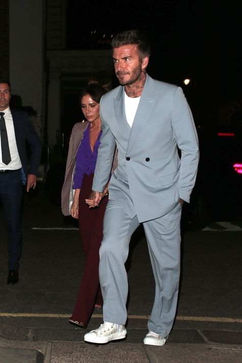 David Beckham gives you a masterclass in relaxed suiting Double Breasted Blazer Men, Beckham Suit, David Beckham Style Outfits, David Beckham Suit, Double Breasted Suit Men, David Beckham Style, Suits And Sneakers, Peaky Blinders Suit, Suits Style