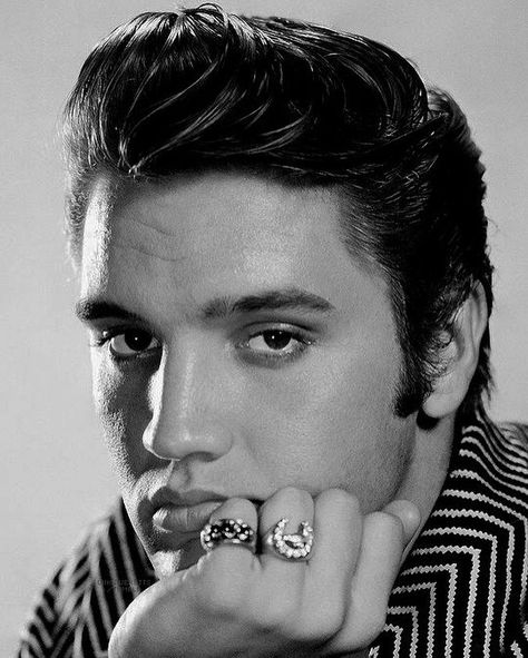 Elvis Presley Young Elvis, Gossip Girls, Elvis Presley Pictures, Elvis And Priscilla, Joseph Jackson, Elvis Movies, King Of Pop, Elvis Presley Photos, Priscilla Presley