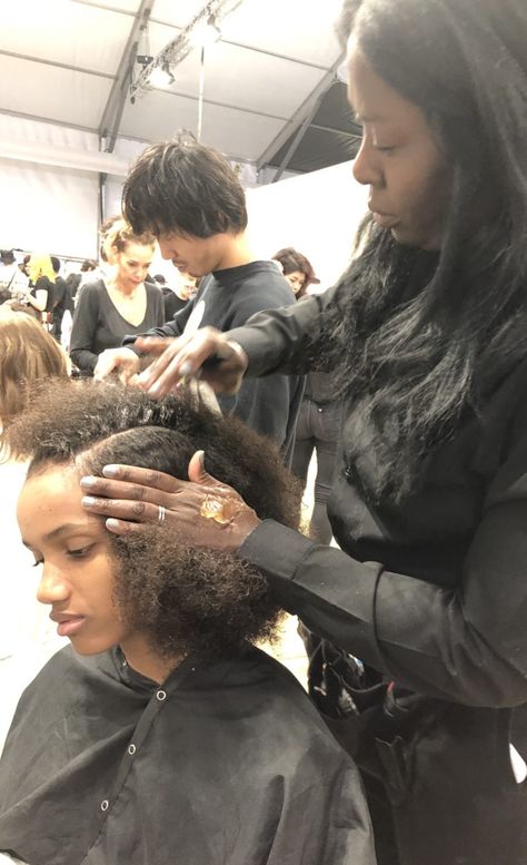 Cosmetology Black Women, Hair Stylist Black Woman, Black Cosmetologist Aesthetic, Hair Stylist Aesthetic Job, Black Hair Stylist Aesthetic, Black Cosmetologist, Black Hairstylist Aesthetic, Black Hair Salon Aesthetic, Hairstylist Vision Board