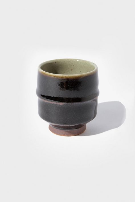 Beams Japan - Hamadagama x fennica CUP - Black - Canoe Club Ceramic Plate Design Ideas, Ceramics Ideas Pottery Bowls, Japandi Pottery, Ceramics Cup Ideas, Wheel Throwing Ideas, Ceramic Glaze Ideas, Tea Cup Pottery, Small Ceramics, Ceramics Cup