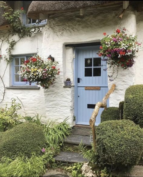 Irish Cottage Exterior, Cottage Front Doors, English Country Cottages, Cottage Windows, Cottage Door, Irish Cottage, Shabby Chic Home, Casa Country, Cottage Exterior