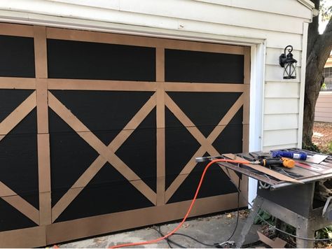 Metal Garage Door Makeover, Wooden Garage Door Makeover, Updating Garage Doors, Garage Door Makeover Ideas, Exterior Door Makeover Diy, Farmhouse Garage Door Ideas, Garage Door Stain, Painting Garage Door, Painted Garage Door