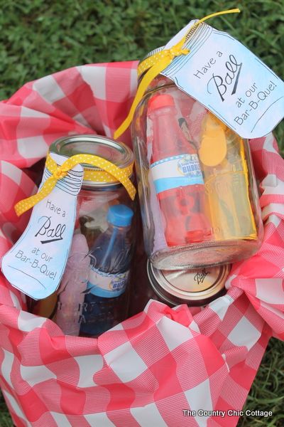 Mason Jar BBQ Favors -- give your guests a little memento of your party with a mason jar theme.  Click over and print these great tags to ad... Bbq Party Favors For Adults, Picnic Party Favors For Adults, Bbq Party Favor Ideas, Backyard Bbq Theme Party, Bbq Party Favors, Bbq Favors, Soirée Bbq, Backyard Bbq Party Decorations, Bbq Theme Party