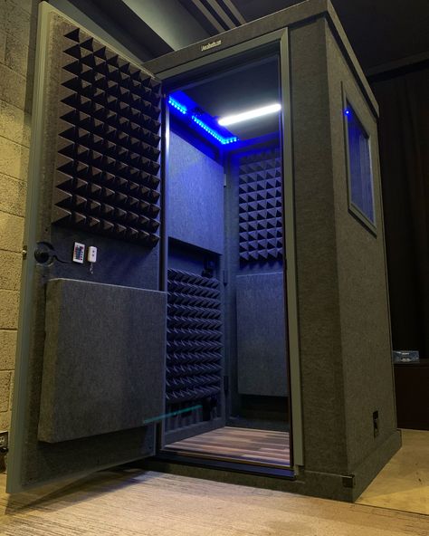 Recording Studio Decorating Ideas, Vocal Booth Recording Studio, Studio Booth Design, Small Recording Booth, Home Recording Booth, Dj Studio Room Ideas, Mini Music Studio, Small Music Studio Ideas, Music Studio Room Ideas