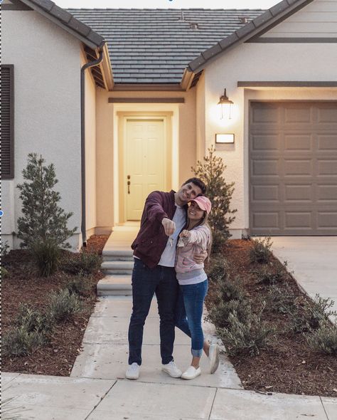 New Homeowner Pictures Couple, We Got A House Announcement, Home Owner Announcement Pictures, House Together Couple, First Homeowner Picture, Home Buyer Pictures First Time, Cute New Home Pictures, Buying First House Aesthetic, Couple Buying First House Aesthetic