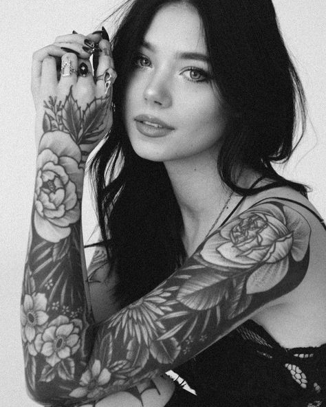 Tattoo Photoshoot Ideas, Back Tattoo Women Upper, Tattoo Photoshoot, Tattood Girls, Woman With Tattoos, Tattoed Women, Tattoo Photography, Tattoo Women, Tattoo Videos