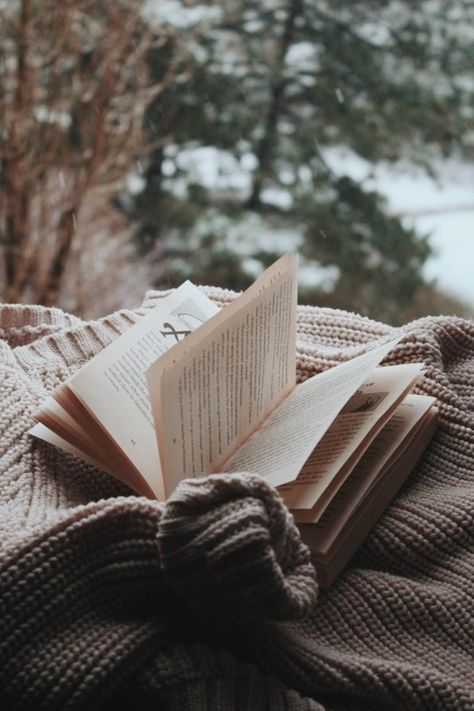 Cozy Astetic Wallpaper, Winter Book Photography, Cozy Winter Aesthetic Photos, Cozy Winter Photography, January Cozy Aesthetic, Hygge Astetic, Cozy Winter Reading Aesthetic, Cozy Asethic, Cosy Asethic