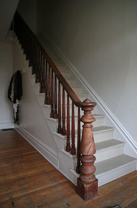 Greek Revival Staircase, British Staircase, Country Cottage Staircase, Old Fashioned Staircase, Antique Stair Railing, Cottage Bannister, Old Wood Staircase, Modern Cottage Staircase, Victorian Staircase Ideas