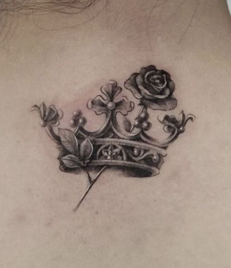 Crown Tattoos For Women, Pola Tato, Rose Tattoos For Women, Crown Tattoo Design, King Tattoos, Rosen Tattoo, Crown Tattoo, Cool Small Tattoos, Tattoo Designs For Girls