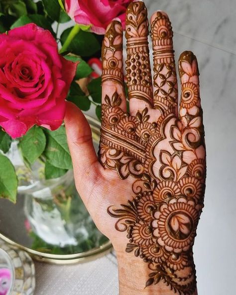 Mendhi Designs For Front Hands, Mhendi Design Simple Front Hand Simple, Casual Mehndi Design, Mehendi Front Hand Design Simple, Heena Design Modern Front Hand Designs, Mehndi Right Hand, Front Hand Mendhi Degin, Mehndi Designs Aesthetic Front Hand, Mehandi Designs Simple Front Hand Back