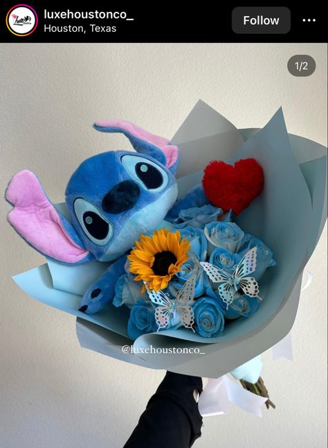 Stitch Present Ideas, Lilo And Stitch Bouquet, Stitch Gift Basket Ideas, Lilo And Stitch Flower Bouquet, Stitch Birthday Gift Ideas, Stitch Ribbon Bouquet, Stitch Flowers Disney, Creative Flower Bouquet, Character Flower Bouquet