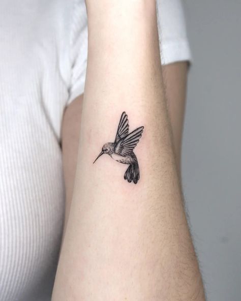 Hummingbird Tattoo Black, Tato Lengan Bawah, Small Hummingbird Tattoo, Tato Tradisional, Tato Minimal, Tato Dengan Makna, Tato Lengan, Muster Tattoos, Inspiration Tattoos