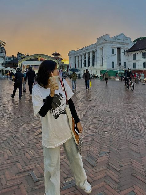 Baggy Tee And Sweats Outfit, Oversized Tshirt And Pants Outfit Women, White Baggy T Shirt Outfit, Baggy Full Sleeve Tshirt, Baggy Pants And Baggy Shirt, White Baggy Outfit, Baggy White Shirt Outfit, Black Tshirt Outfit Aesthetic, White Tshirt Outfit Aesthetic