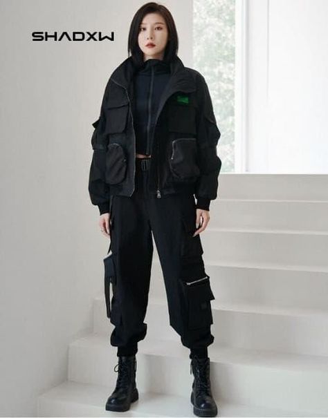 Cargo Women Outfit, Techware Fashion Women, Techwear Fashion Women, Black Windbreaker Outfit, Tactical Outfit Women, Tactical Wear Women, Colorful Techwear, Streetwear Fashion Japan, Soft Techwear