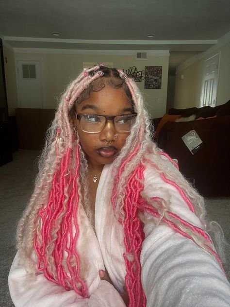 Black Hairstyles Braids Color, Colors To Get Box Braids, All Pink Box Braids, Pink And Blonde Invisible Locs, Pink Locs Hairstyles, Y2k Soft Loc Hairstyles, Pink And Blonde Locs Black Women, Hot Pink Faux Locs, Invisible Locs Pink