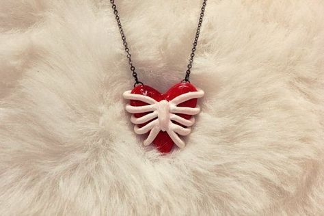 Cool Clay Jewelry, Clay Rib Cage, Clay Necklaces Diy, Clay Art Necklace, Things To Do From Clay, Charms To Make Out Of Clay, Clay Crafts Necklace, Clay Necklaces Ideas, Stuff To Make From Clay