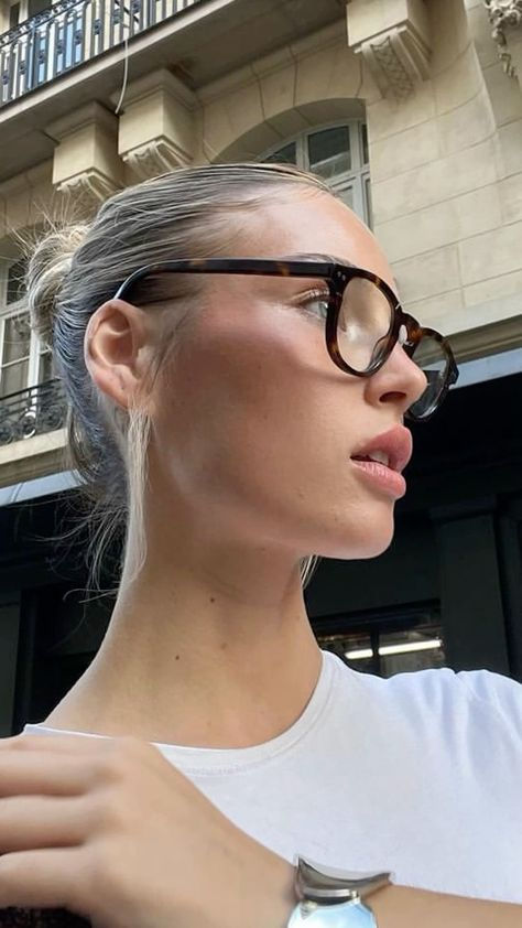 Glasses Inspiration, Office Siren, French Women Style, Eyewear Trends, Wearing Glasses, Selfie Time, French Women, Girls With Glasses, Aesthetic Icon