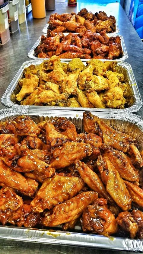 Wing Table Food, Chicken Wing Catering Display, Fun Party Food For Adults, Wingsgiving Party Ideas, Wing Buffet Ideas, Quince Dinner Ideas, Quinceanera Food Ideas Buffet, Sweet 16 Party Food Ideas Meals, Wedding Food Black People