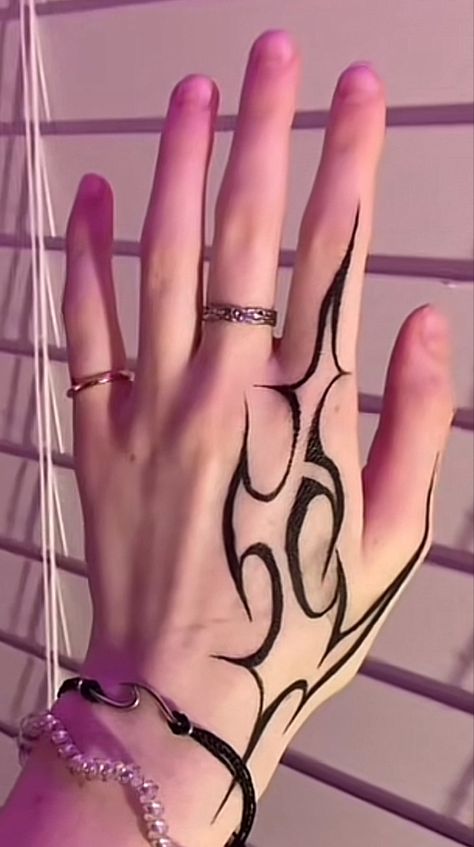 Simple Hand Tattoos, Pola Tato, Tato Jari, Tato Henna, Pretty Hand Tattoos, Pen Tattoo, Hand Doodles, Sharpie Tattoos, Hand Tats