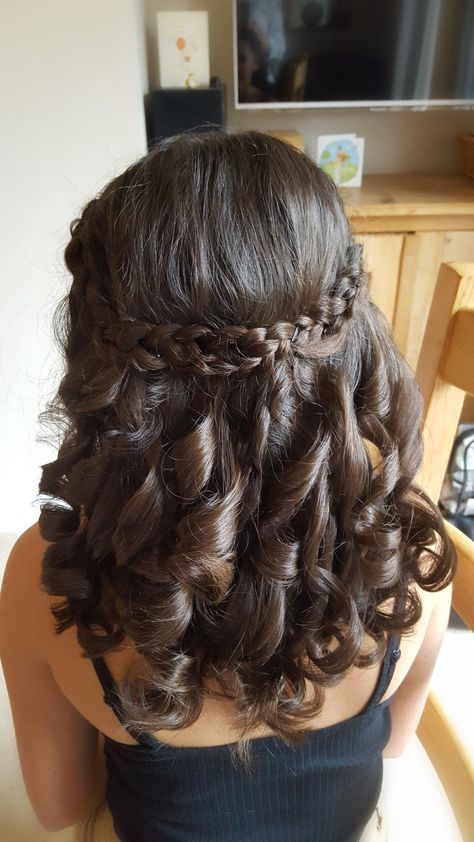 Quince Hairstyles For Short Layered Hair, 15 Hairstyles With Crown Short Hair, Hairstyles For A Dama, Sweet 16 Hairstyles For Short Hair, Short Curled Hairstyles Prom, Hairstyles For Sisters Quince, Quince Sister Hairstyles, Short Curly Hairstyles For Quinceanera, Short Hair For Quinceanera