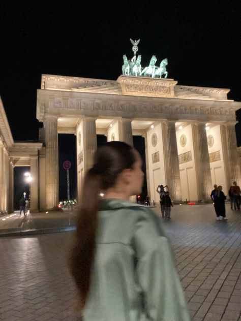 Berlin Photoshoot Ideas, Berlin Photo Ideas Instagram, Berlin Picture Ideas, Germany Photo Ideas, Berlin Aesthetic Girl, Berlin Instagram Pictures, Berlin Aesthetic Outfit, Berlin City Aesthetic, Berlin Photo Ideas