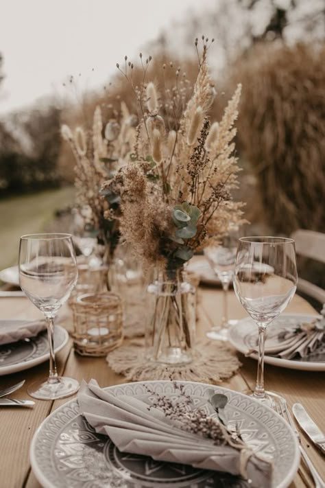 Elopement Style Wedding Dress, Simple Boho Wedding Table Setting, Tan And Green Wedding Table Settings, Boho Table Arrangements Wedding, Dried Flowers Boho Wedding, Feather Arrangements Wedding, Wedding Decorations Dried Flowers, Boho Candle Centerpieces Wedding, Dry Flowers Table Decoration