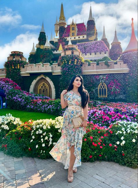 Dresses For Dubai Trip, Dubai Poses For Women, Dubai Miracle Garden Photography, Miracle Garden Dubai Photography, Miracle Garden Dubai Outfit, Dubai Outfit Ideas For Women, Dubai Vacation Outfits, Dubai Photography Ideas, Dubai Picture Ideas