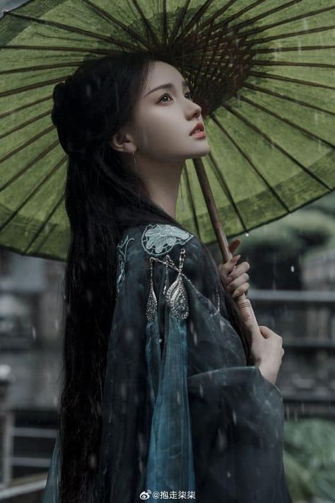 Traditional Chinese Clothing Hanfu, Umbrella Photoshoot, Chinese Princess Dress, Chinese Empress, Hanfu Art, Chinese Umbrella, Traditional Chinese Clothing, Chinese Aesthetic, Hanfu Traditional