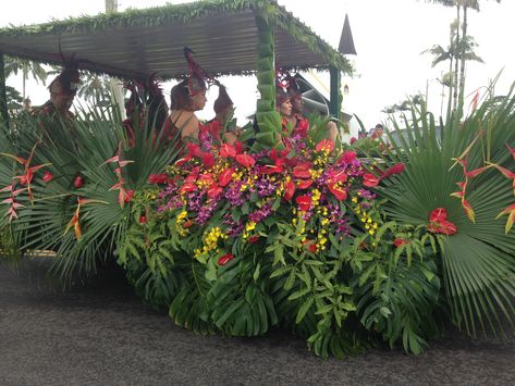 Tropical Float Parade, Flower Parade Float, Garden Parade Float Ideas, Jungle Theme Parade Float, Jungle Float Parade, Hawaiian Float Parade, Float Designs Parade, Hawaiian Flower Arrangements, Carnival Floats