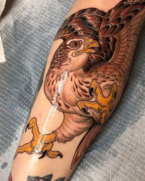 Tyler Pennington on Instagram: “Got to make this red tailed hawk for my gal pal @beccabootattoos today! Been excited to do this one for a while. Couldn’t get a good pic…” Red Tailed Hawk Feather Tattoo, Red Hawk Tattoo, Red Tail Hawk Tattoo, Red Tailed Hawk Tattoo, Red Tail Hawk Feathers, Red Tail Hawk, Hawk Feathers, Hawk Tattoo, Flash Ideas