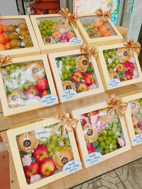 Fruits Hamper Gift Ideas, Fruit Hampers Baskets Gift Ideas, Fruit Gift Basket Ideas, Fruit Box Ideas Gift, Hantaran Buah, Fruit Basket Ideas Gift, Fruit Basket Diy Gift, Fruit Flower Basket, Engagement Gift Baskets