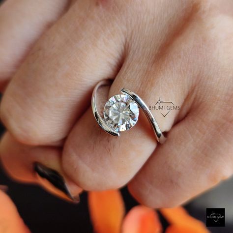 ** 2 CT Round Cut Moissanite Solitaire Ring | Engagement Ring For Women | Tension Setting | Wedding Ring | Solid White Gold Ring | Diamond Ring | Dainty Ring For Her | Gift For Her | Bhumi Gems ** ------------------------------------------------------------------------------ 🎬 High Quality Video Link 🎬 ------------------------------------------------------------------------------ 👉https://youtu.be/kOyPfJi6DGk ------------------------------------------------------------------------------ ❤ Pro Gold Ring Diamond, Diamond Rings With Price, Moissanite Solitaire Ring, Tension Setting, Silver Gold Jewelry, White Gold Diamond Rings, Round Rings, White Gold Ring, Ring Diamond