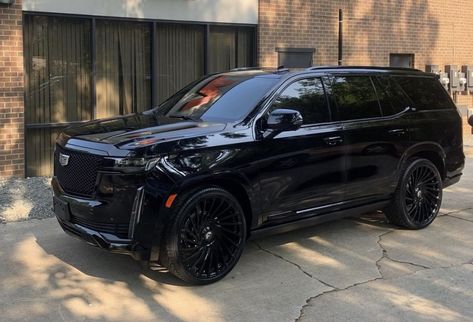 Cullinan Rolls Royce, Roll Royce Cullinan, Suv Modified, Black Cadillac Escalade, Cars Rolls Royce, 240z Datsun, Blacked Out Cars, 2024 Manifesting, Most Luxurious Car