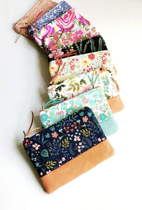 Small Zip Pouch Coin Purses, Fun Fabric Prints, Handmade Pouch, Leather Pouches, Diy Sewing Gifts, Fabric Purse, Scrap Fabric Crafts, Purse Essentials, Cute Sewing Projects