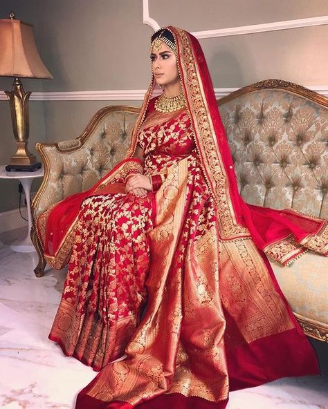 Dupatta ideas to pair with a Saree for bridal wear Red Saree Wedding, Red Bridal Dress, Bridal Dupatta, Indian Bridal Sarees, Banarsi Saree, Indian Bride Outfits, Bridal Lehenga Collection, Latest Bridal Dresses, Bridal Lehenga Red