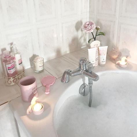 Bath Aesthetic, Styl Shabby Chic, Aesthetic Bathroom, Pink Pilates, Pilates Princess, Shabby Chic Bathroom, Chic Bathrooms, Pink Bathroom, Dream Apartment