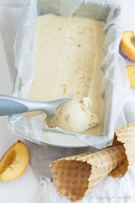 Vegan Peach Ice Cream. 7 ingredients, no refined sugars, no gluten. Just tons of peaches and coconut milk and summery goodness! Vegan Peach Ice Cream, Sattvic Diet, Peach Ice Cream Recipe, Homemade Peach Ice Cream, 40 Aprons, Vegan Peach, Vegan Ice Cream Recipe, Vegas Food, Peach Ice Cream